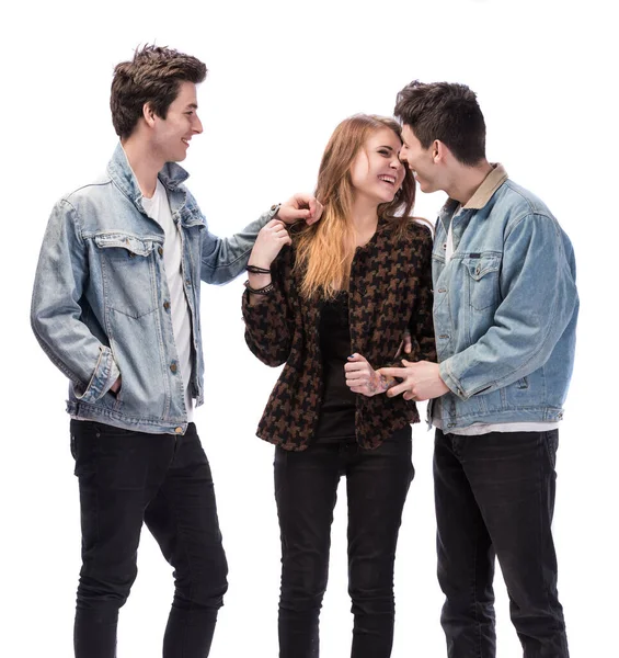 Fiatal nő pózol a két fiatalember egy fehér háttér — Stock Fotó