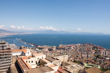 Sırt gro'da Napoli ve Vezüv şehrinin panoramik manzarası