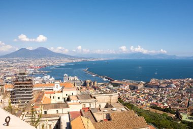 Sırt gro'da Napoli ve Vezüv şehrinin panoramik manzarası