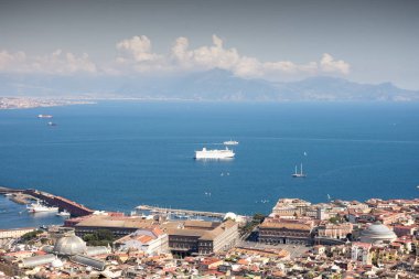 Sırt gro'da Napoli ve Vezüv şehrinin panoramik manzarası