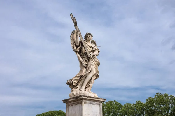 Ángel con la cruz, escultura de Ercole Ferrata en el Pont — Foto de Stock