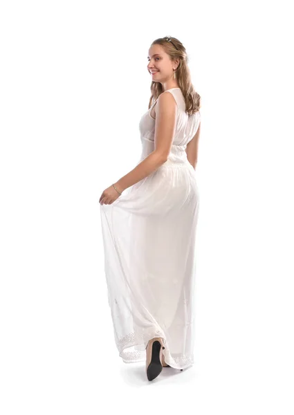 Gyönyörű szőke tini lány fehér ruhában — Stock Fotó
