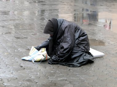 Zavallı yaşlı kadın sokakta sadaka dileniyor.