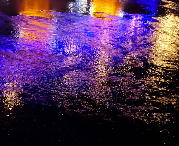 Reflexão de luz colorida sobre a água — Fotografia de Stock