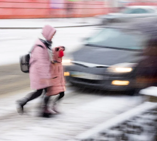 Niebezpieczna sytuacja na drogach miejskich na skrzyżowaniu zebry w zimie ti — Zdjęcie stockowe