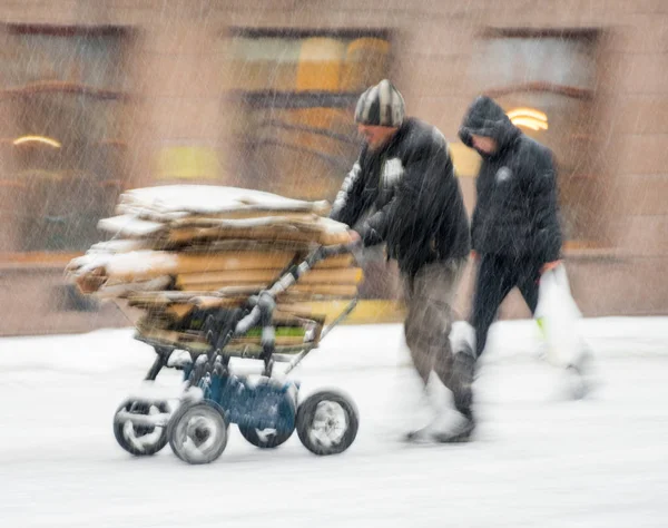 Pauvre homme tirant un chariot avec du carton dans la ville. Volontaire — Photo