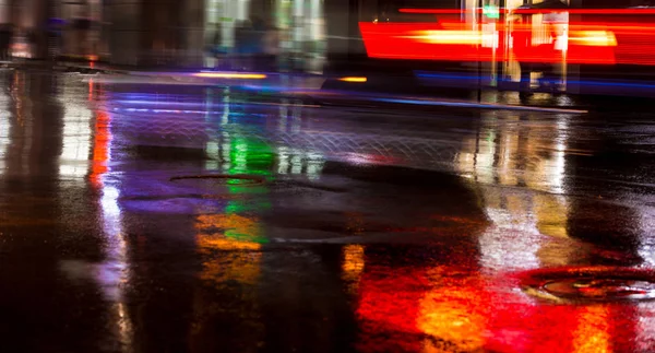 Sfondo urbano astratto. Strade dopo pioggia con riflessi o — Foto Stock