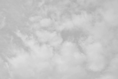 Gökyüzünde beyaz kümülüs bulutları