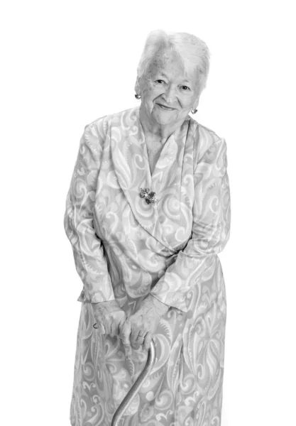 Портрет красивой улыбающейся пожилой женщины — стоковое фото