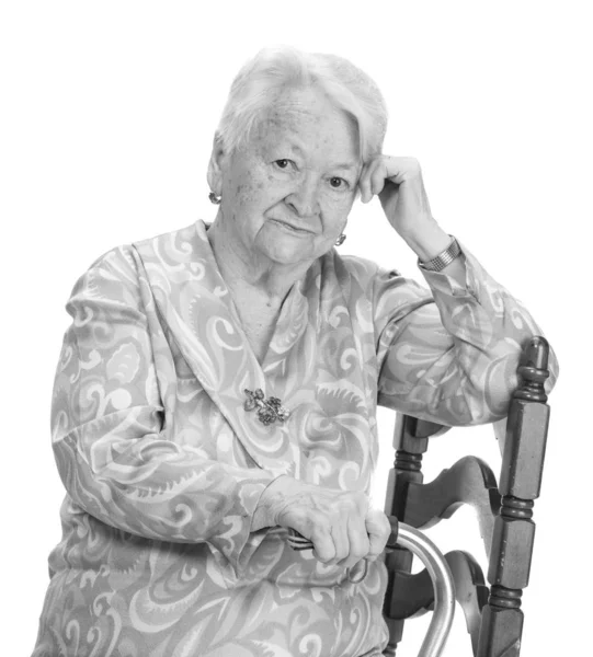 Retrato de anciana pensativa posando en estudio — Foto de Stock
