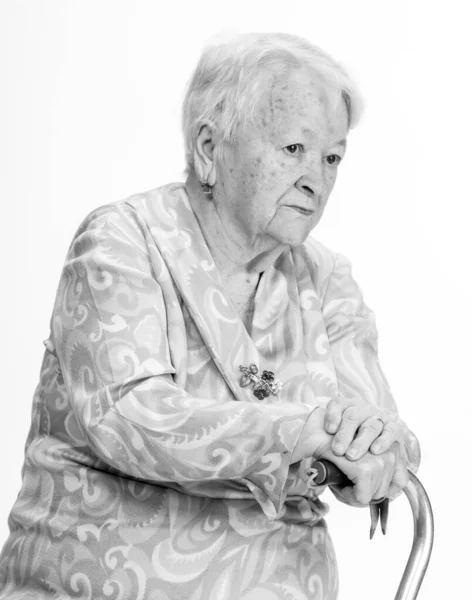 Retrato de anciana pensativa posando en estudio — Foto de Stock