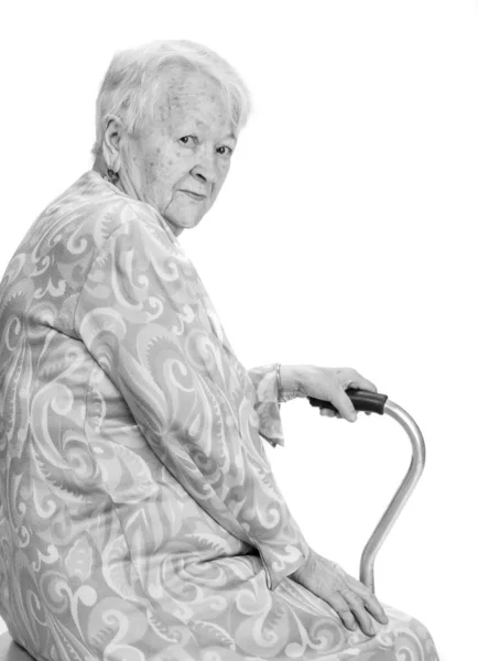 Porträt einer nachdenklichen alten Frau, die im Studio posiert — Stockfoto