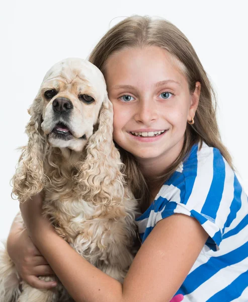 Vrij lachend meisje met amerikaans spaniël poseren in studio — Stockfoto