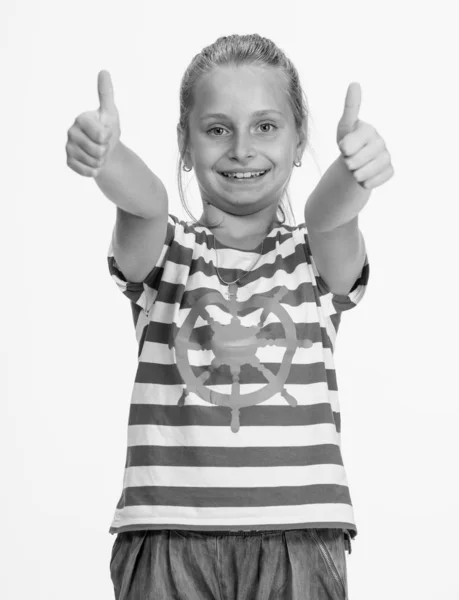 Lächelndes kleines Mädchen zeigt ok Zeichen — Stockfoto