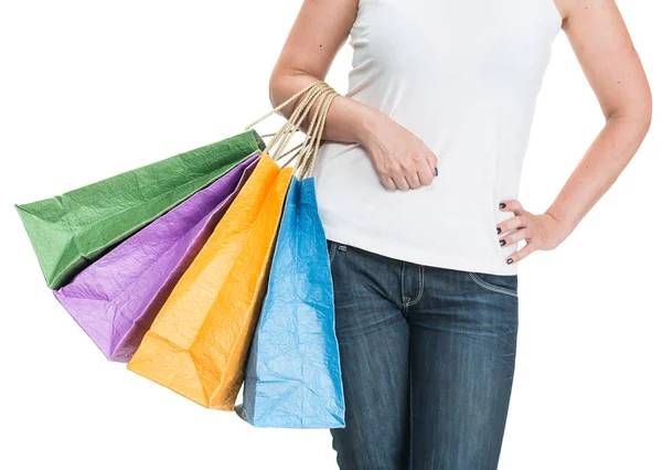 Femme posant avec des sacs à provisions sur un fond blanc — Photo