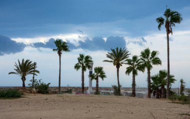 Güçlü rüzgarlar şiddetli bir kum fırtınası savurur.