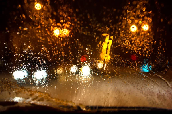 Gocce di pioggia su un finestrino di un'auto con sfondo sfocato — Foto Stock