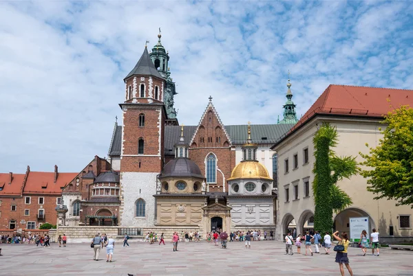 KRAKOW, POLONIA 27 de julio de 2013: Castillo de Wawel. Uno de los más grandes — Foto de Stock