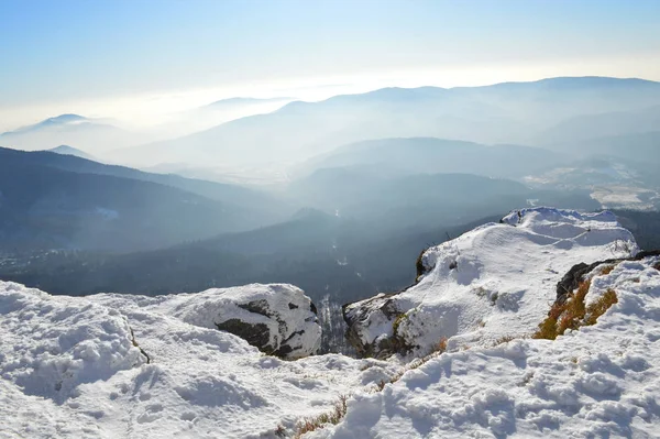 Invierno Montañas Los Cárpatos Día Soleado Brillante Picos Montaña Cubiertos —  Fotos de Stock