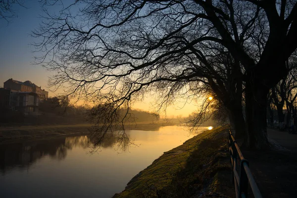 Ranní městská krajina s výhledem na řeku Uzh a nábřeží — Stock fotografie