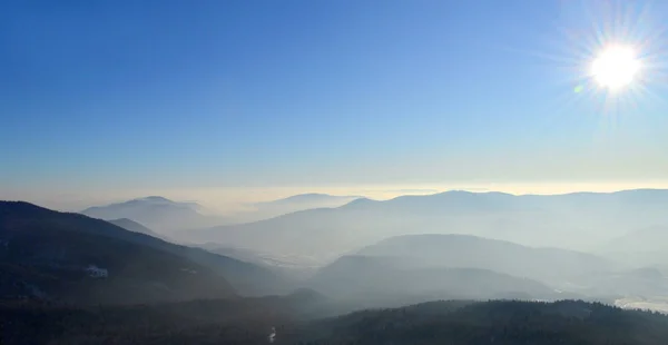 Invierno Montañas Los Cárpatos Día Soleado Brillante Picos Montaña Cubiertos —  Fotos de Stock