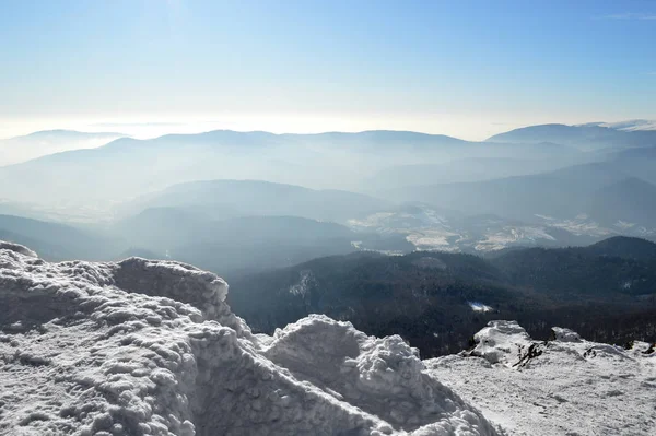 Invierno Montañas de los Cárpatos en un día soleado —  Fotos de Stock