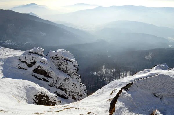 Zimowe Karpaty w słoneczny dzień — Zdjęcie stockowe