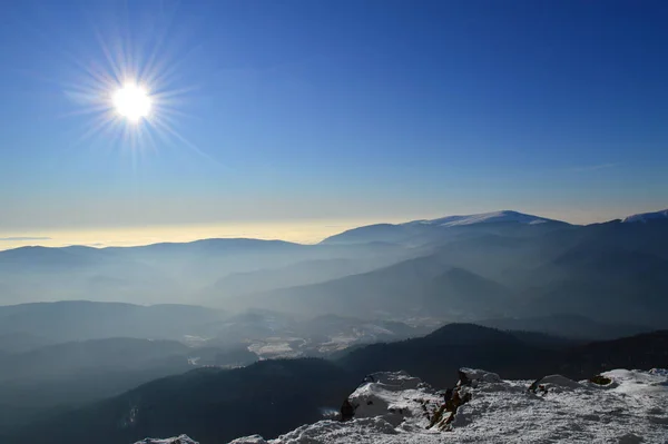 Invierno Montañas de los Cárpatos en un día soleado —  Fotos de Stock