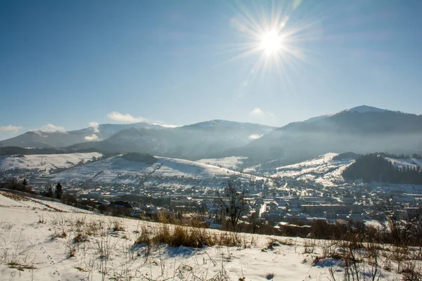 Paysage de village de montagne d'hiver avec neige et maisons — Photo