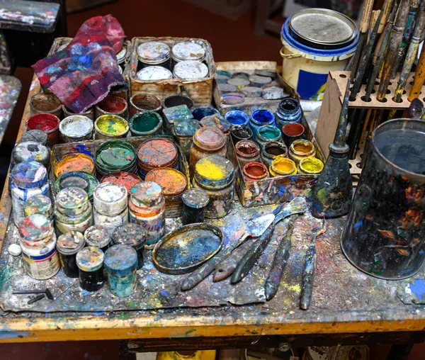 Pincéis, tintas e facas para paletas — Fotografia de Stock
