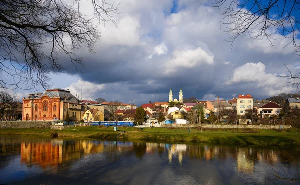 UZHHOROD, UKRAINE - JANEIRO 29, 2020: Fachada de uma construção histórica — Fotografia de Stock