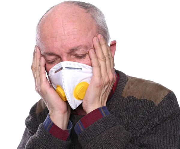 Velho doente. Homem sênior em máscara sofrendo de dor de cabeça sobre wh — Fotografia de Stock