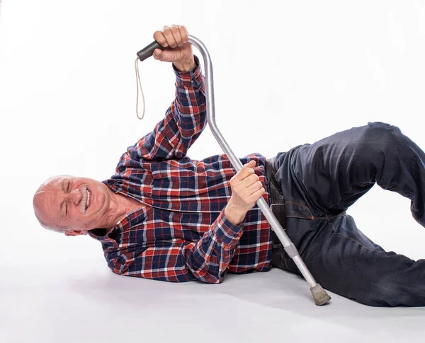 Senior stürzte zu Boden und kann nicht mehr aufstehen — Stockfoto