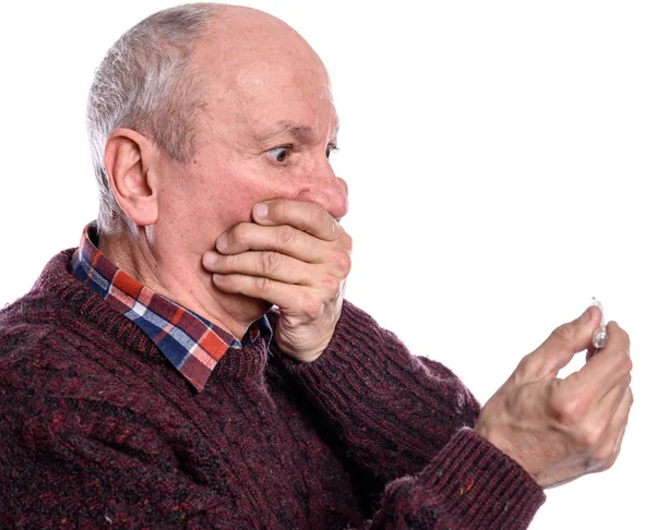 Senior Mann hält Thermometer in der Hand und misst Körpertemperatur — Stockfoto