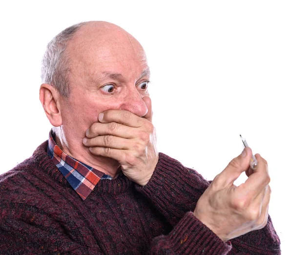 Oudere man die thermometer in handen houdt, lichaamstemperatuur meet — Stockfoto