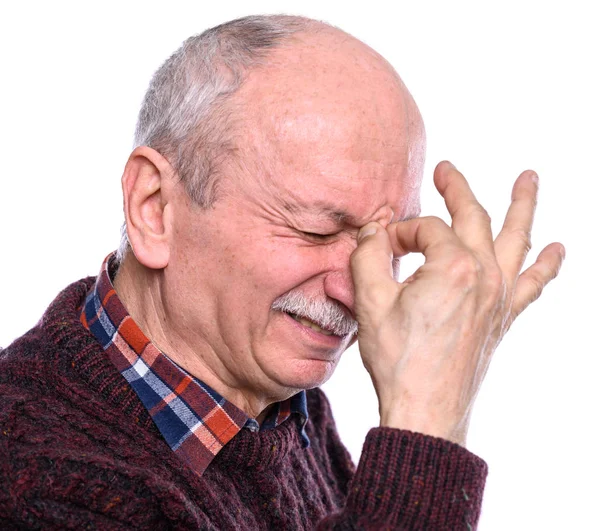 ヘルスケア ストレス 年齢の概念 病気の老人 白人の背景で頭痛に苦しんでいるシニア男 — ストック写真