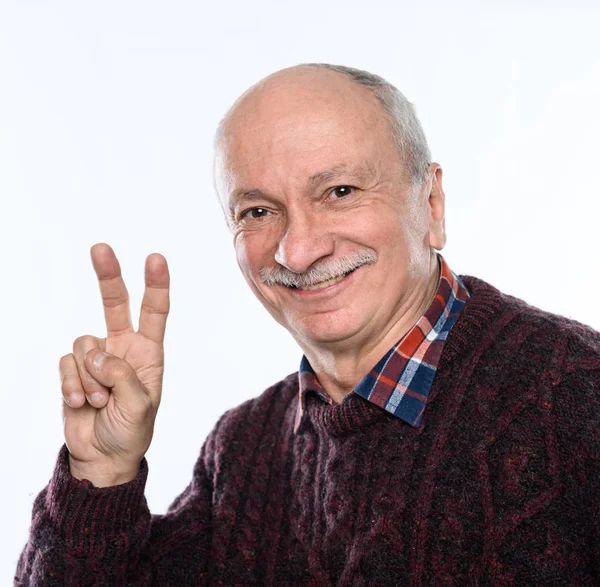 Retrato de um homem sênior mostrando sinal ok em um fundo branco — Fotografia de Stock