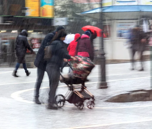 Drukke stad mensen gaan langs de straat in de winter besneeuwde dag — Stockfoto