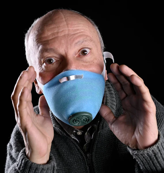 Sjuk gammal man poserar i mask s över svart bakgrund — Stockfoto