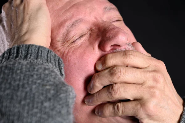 Soins de santé, douleur, stress et concept de l'âge. Vieil homme malade — Photo