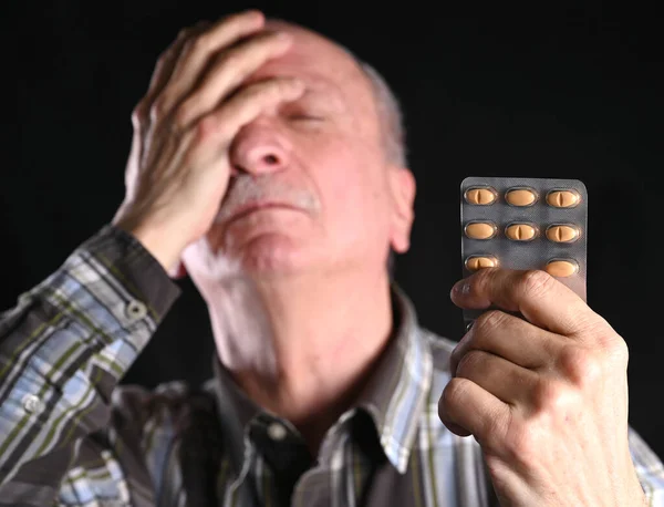 Věk, medicína, koncepce zdravotní péče. Starší muž trpící — Stock fotografie