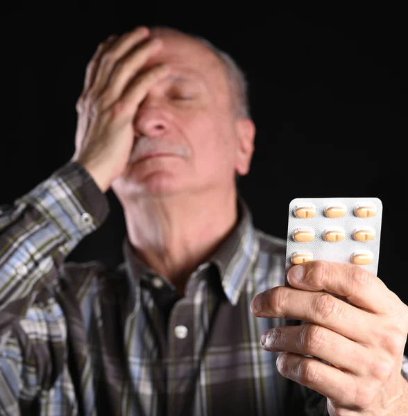 Âge, médecine, concept de soins de santé. Homme âgé souffrant de — Photo