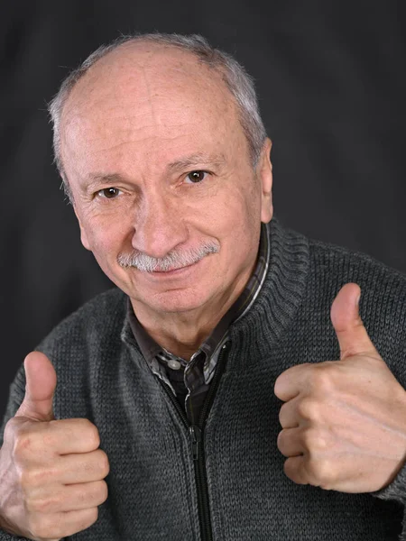 Retrato de um homem idoso mostrando sinal ok — Fotografia de Stock
