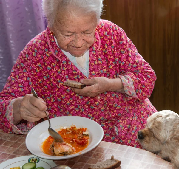 Yaşlı Kadın Evde Çorba Yemek — Stok fotoğraf