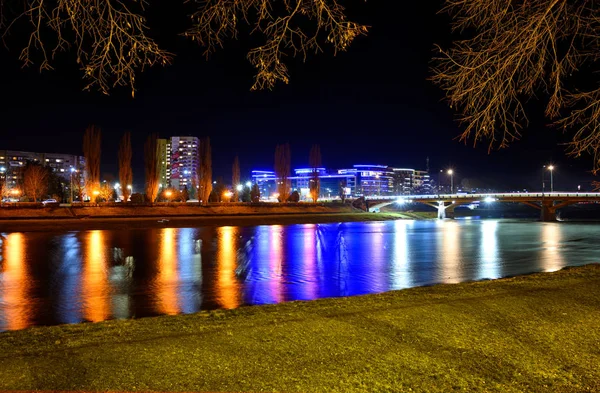 Uzhhorod Ukraine Fevereiro 2020 Reflexão Edifícios Lanternas Rio Uzh Cidade — Fotografia de Stock