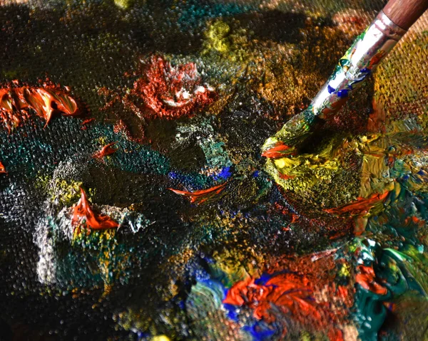 Renkli Yağlı Boyayı Palette Karıştıran Sanatçı Boya Fırçalı Palet Sanat — Stok fotoğraf