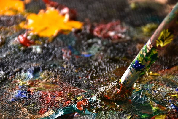 Artista Miscelazione Colore Pittura Olio Sulla Tavolozza Tavolozza Con Pennello — Foto Stock