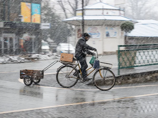 Cyclist City Roadway Rainy Day Motion Blur Defocused Image — Stock Photo, Image