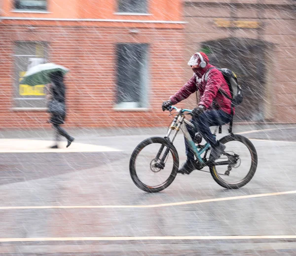 Велосипедист Проезжей Части Города Дождливый День Движении Тумана Расслабленное Изображение — стоковое фото