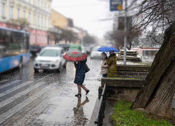 繁忙的城市街道上的人在雨天在斑马线上穿行 危险的情况 图像失真 故意运动模糊 — 图库照片